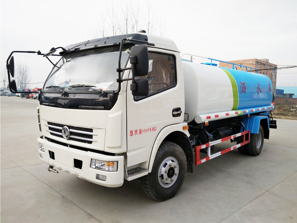 东风多利卡8方洒水车
